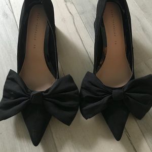 Black bow thick heel shoes